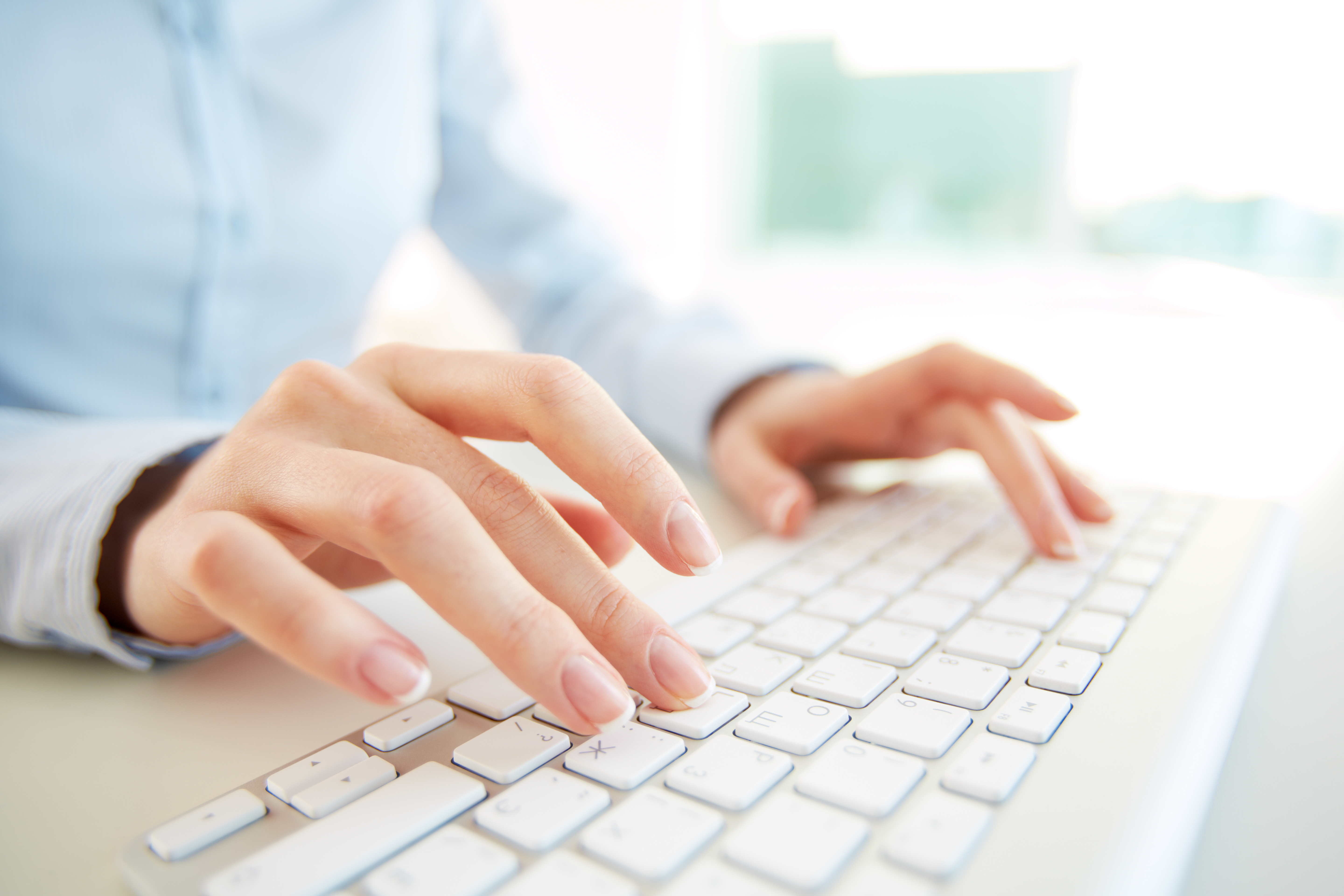 Typing. Руки на клавиатуре. Человек печатающий на клавиатуре. Человек печатает. Человек печатает на компьютере.
