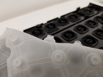 Dômes d’un clavier à membrane. Source : deskthority.net