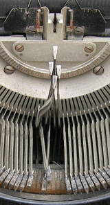 Mécanisme de machine à écrire enchevêtré. Source : bepo.fr